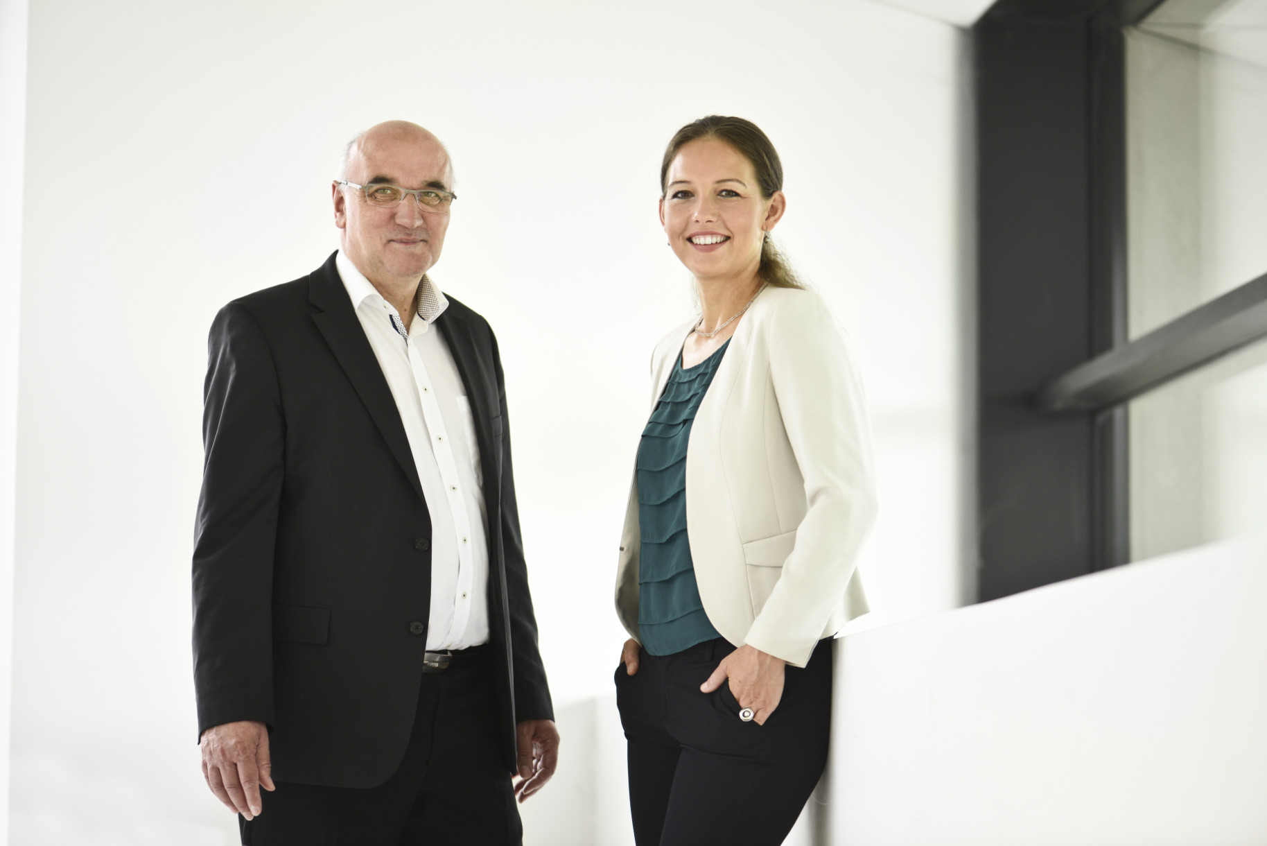 X-Visual Software Engineering Team Wolfgang Welscher & Jenny Orantek